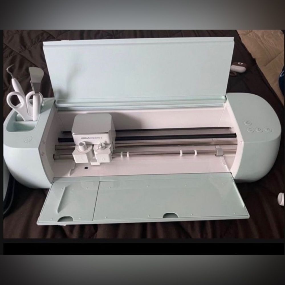Cricut Explore Air 2 + Essentials bundle